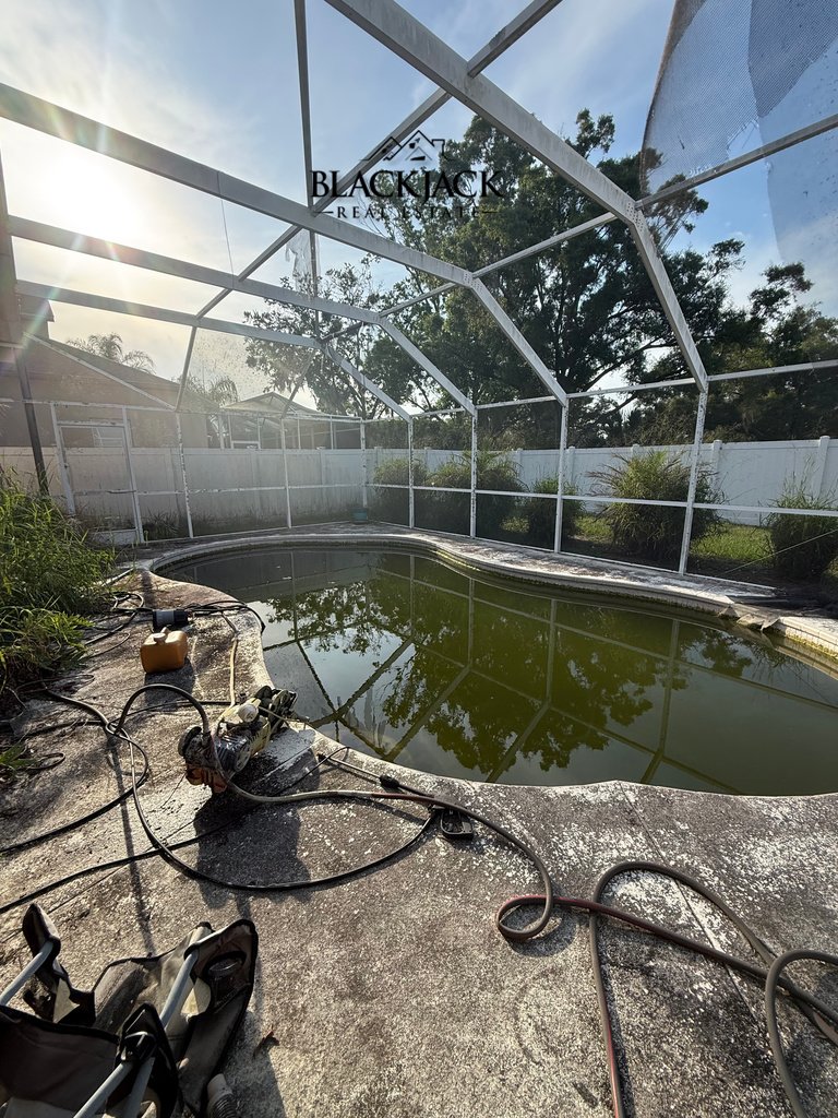 05-pool-and-lanai-before